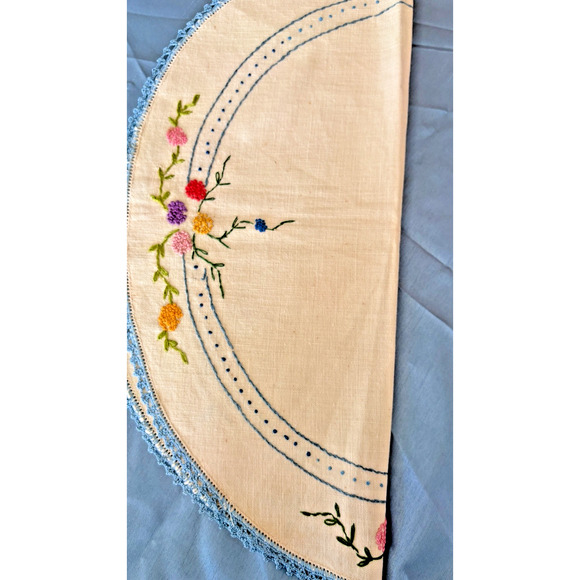 Vintage Embroidered French knot Floral, Scarf Oval Crochet Edge Floral 1950 - Picture 6 of 15